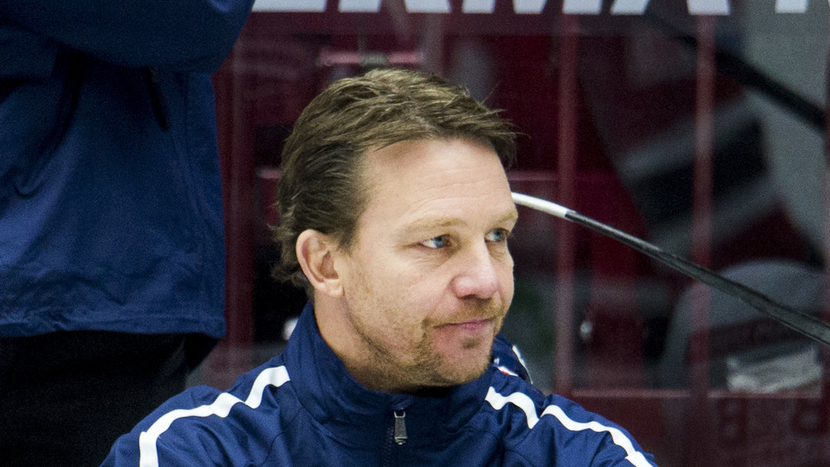 Challe ska fortsätta som både sportchef och tränare i Djurgården.